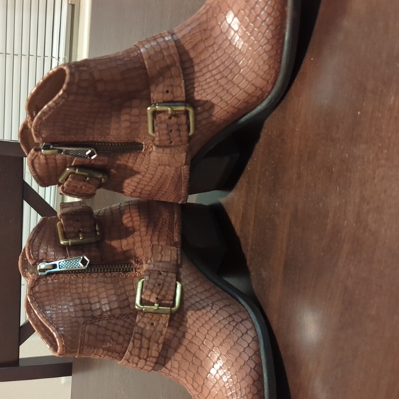 Donald J Pliner "Dalis-ZP" Python Boots size 6 1/2 - Picture 6 of 6